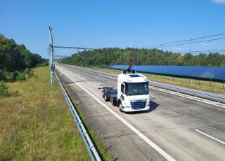 Elektro-Lkw mit nachgerüstetem Stromabnehmer "Maja" auf der Siemens-Teststrecke