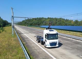 Oberleitungs-Lkw "Maja" auf Testfahrt